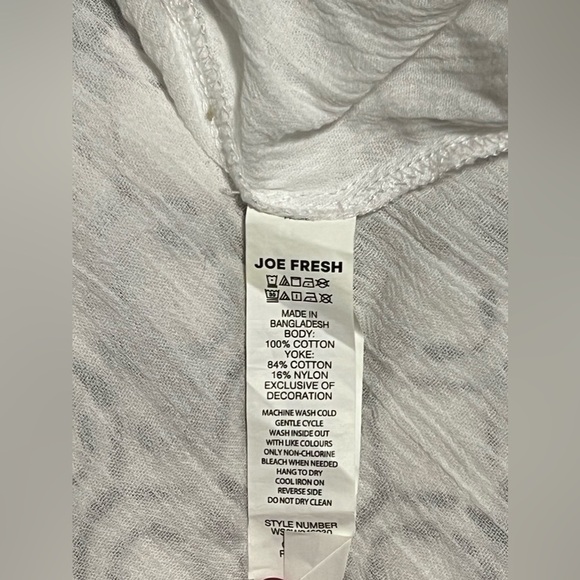 SLEEVELESS, white crinkle gauze/crocheted. Fringe/raw hem, keyhole neck. Large - Picture 6 of 8